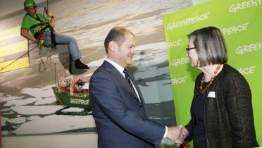 Brigitte Behrens und Hamburgs Bürgermeister Olaf Scholz bei der Eröffnung der Greenpeace-Ausstellung