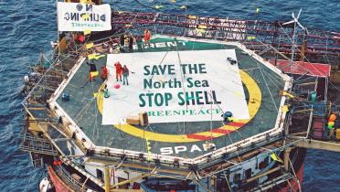Die von Greenpeace-Aktivisten besetzte Brent Spar in der Nordsee im April 1995