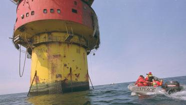 Greenpeace-Aktivisten nähern sich im Schlauchboot der Brent Spar