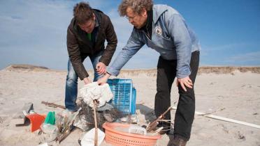 Thilo Maack, Greenpeace-Kampaigner für Meere und Biodiversität, und Rainer Borcherding, Meeresbiologe der Schutzstation Wattenmeer Hörnum, sammeln Plastikmuell am Strand von Sylt.