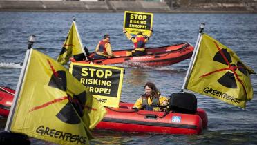 Greenpeace-Aktivisten protestieren mit Schlauchbooten vor dem AKW Fessenheim, 18.03.2014