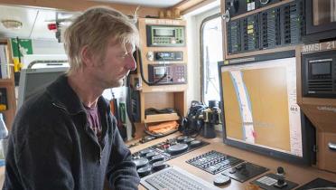 Ein Beluga-Crewmitglied überwacht die Technik des Aktionsschiffes, 28.04.2014