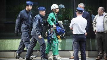Ein Greenpeace-Aktivist wird von der Brüsseler Polizei in Gewahrsam genommen, 27.06.2014