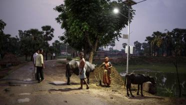Straße mit Solar betriebenen Laternen im Ort Dharnai, Indien
