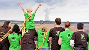 Teilnehmer der Anti-Kohle-Menschenkette in der Lausitz vor dem Kohlekraftwerk Jänschwalde