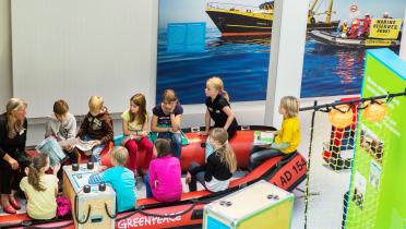 Kinder im Schlauchboot in der Greenpeace-Ausstellung in Hamburg