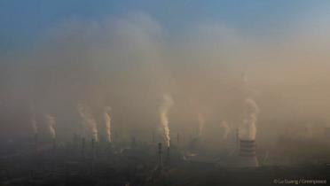 Fabriken verpesten die Luft in der chinesischen Stadt Tangshan