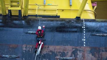 Greenpeace-Aktivisten klettern auf die Shell-Ölplattform Polar Pioneer
