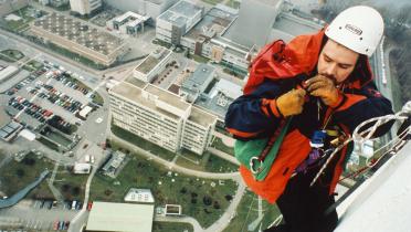 Kletteraktivist am Kühlturm im Jahr 2000