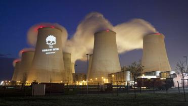 Projektion "Kohle ist giftig" am Kraftwerk Jänschwalde, Brandenburg