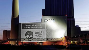 Projektion am Kohlekraftwerk Mannheim: "Mannheim 2013: 154 kg Quecksilber"