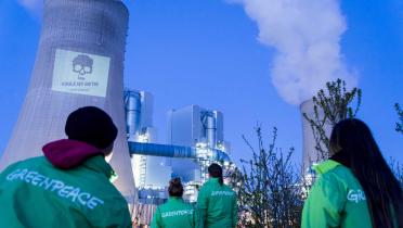 Projektion "Kohle ist giftig" am Kohlekraftwerk Neurath