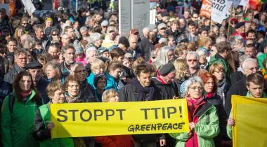  In Berlin verbanden Demonstranten und Greenpeace-Aktivisten mit einer Menschenkette die kanadische und US-amerikanische Botschaft mit der Vertretung der EU-Kommission.