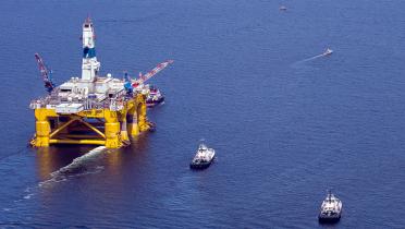 Öl-Plattform auf dem Weg in die Arktis