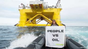 Audrey Siegel, eine indigene Künstlerin und Aktivistin vom Volk der Musqueum, protestiert vor der Polar Pioneer.