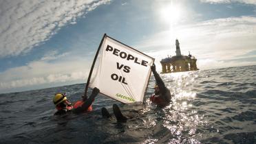Greenpeace-Aktivisten schwimmen vor Ölplattform