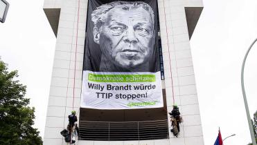 Greenpeace-Kletterer haben an der SPD Parteizentrale ein Banner mit Willy Brandt angebracht.