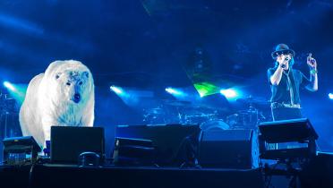 Udo Lindenberg mit Eisbär auf der Bühne