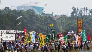 Atomkraftgegner protestieren am AKW Sendai gegen das Wiederanfahren des Reaktors