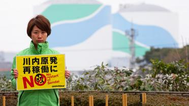 Aktivistin vor Sendai-Kernkraftwerk