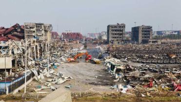 Trümmer von Häusern, Containern, Autos nach der Chemie-Explosion im chinesischen Tianjin