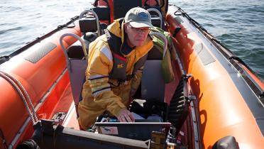 Jörg Feddern mit Unterwassermikrophon