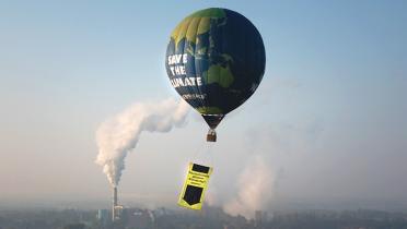 Ballonfahrt mit Anti-Kohle-Banner über Deuben