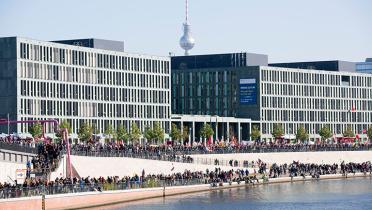 Demonstranten an der Spree
