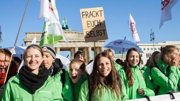 Aktivisten mit Protestschildern