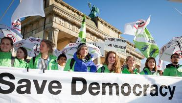 Greenpeace-Aktivisten mit Anti-TTIP-Banner