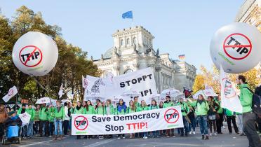 Demonstranten vor der Reichstagskuppel