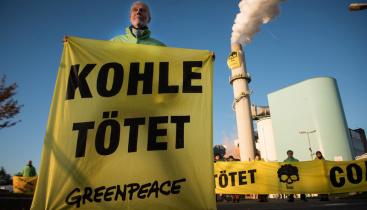 Kohle tötet-Protest vor dem Kraftwerk Deuben