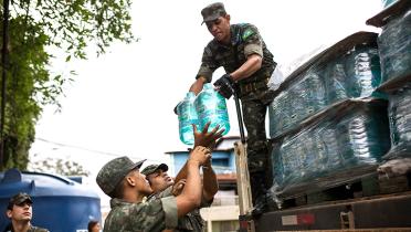 Armee verteilt Trinkwasser