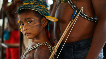 Munduruku-Junge mit traditioneller Bemalung