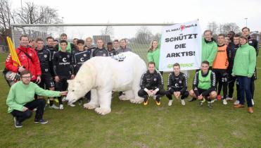 Greenpeace-Eisbärdame Paula mit der Mannschaft des FC St. Pauli und Greenpeace-Aktivisten