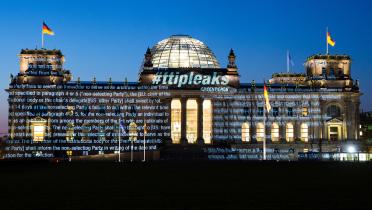 Projektion von Teilen der geheimen TTIP-Dokumente auf den Reichstag.