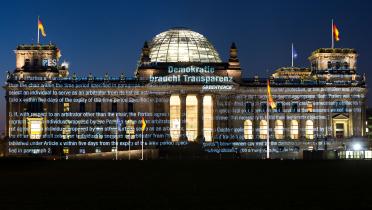 Der Reichstag mit einer Projektion der geheimen TTIP-Dokumente