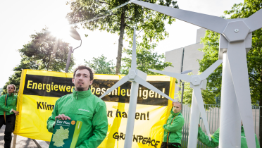 Greenpeace-Aktivisten protestieren vor dem Kanzleramt für die Energiewende