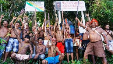 Angehörige des Volkes der Munduruku protestieren markieren symbolisch ihr Land