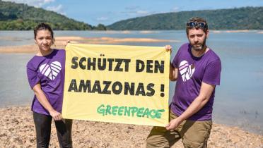 Greenpeace-Aktivisten protestieren im Amazonas gegen den Bau von Mega-Staudämmen