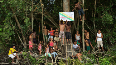 Angehörige des Volkes der Munduruku markieren symbolisch ihr Gebiet, Sawré Muybu
