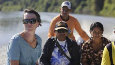 Bunny McDiarmid, Geschäftsführerin von Greenpeace International, beim Besuch der Munduruku im Amazonas