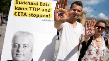 Passanten in Hannover zeigen Aufkleber: TTIP und CETA stoppen!