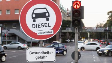 Schild: Gesundheitsgefahr Diesel