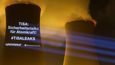 Projektion "TiSA: Sicherheitsrisiko für Atomkraft! #TiSALeaks" auf dem AKW Grohnde, Niedersachsen