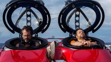 Zwei Forscher im U-Boot an Deck der Esperanza
