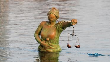 Justizia im Wasser vor dem Europaparlament