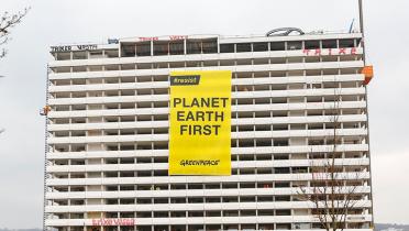 Riesenbanner "Planet Earth First" an Hochhaus in Bonn