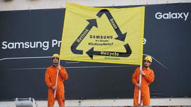 Greenpeace-Aktivisten mit Banner bei der Mobile World in Barcelona