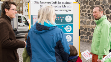 In Köln informieren Greenpeace-Aktivisten Passanten über die Gefahren von Luftschadstoffen wie Stickoxiden, die vor allem Diesel-Fahrzeuge ausstoßen.